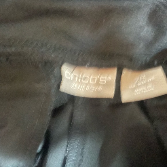 Chicos Zenergy black slacks with sporty vibes and flat pockets. Size 2R/Large - Picture 2 of 4